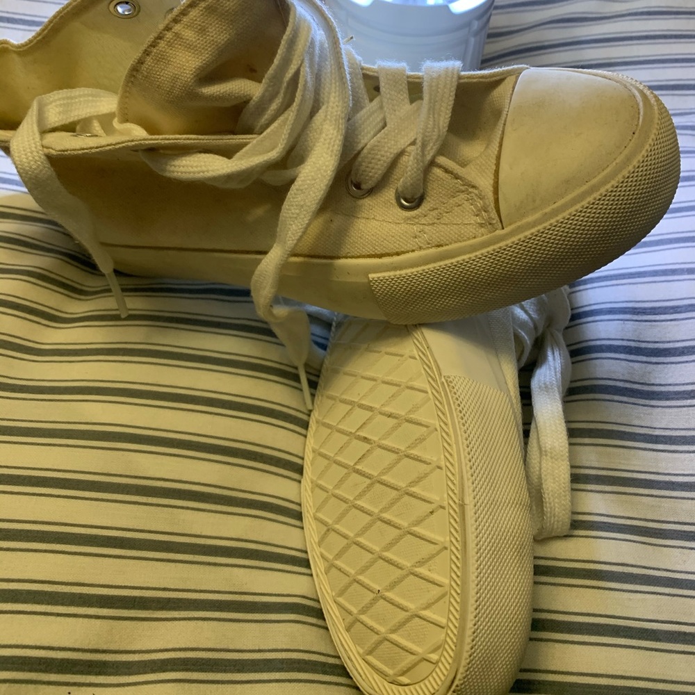 White tennis shoes